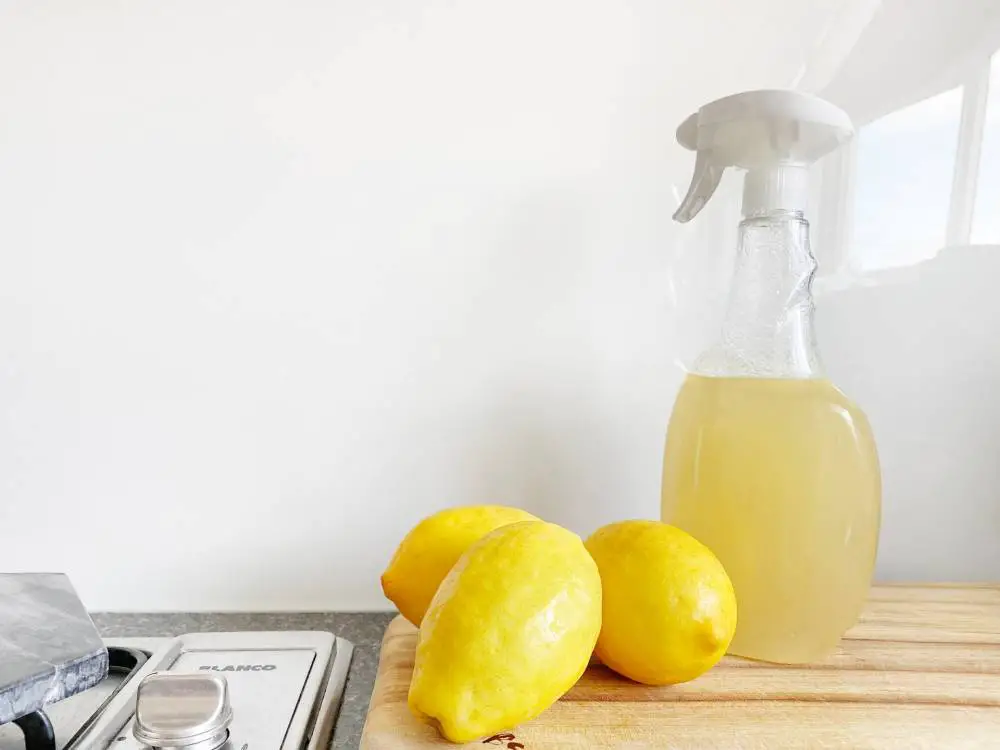 تنظيف سيراميك الحمام شديد الاتساخ بخلطة صودا الخبز وعصير الليمون